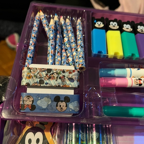 Disney Bundle 2 art sets one 3 tier art set 1 Minnie Mouse art set& sunglas bund - Picture 6 of 15